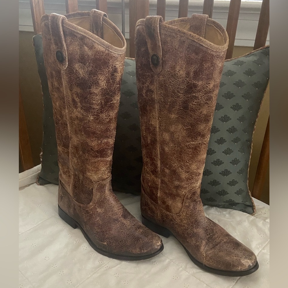 Frye crackled distressed leather riding boot. Pull on style. Round toe.